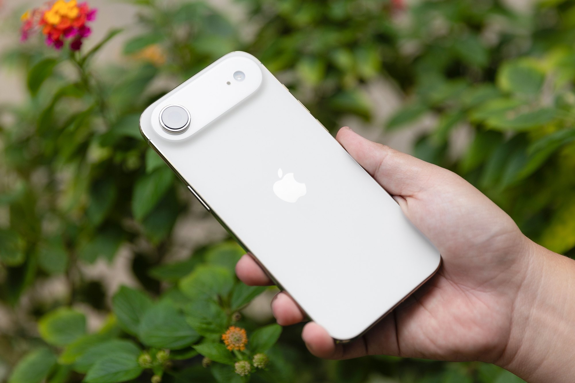 Mở hộp chiếc iPhone mỏng nhất thế giới vừa mở bán chính hãng tại Việt Nam - Ảnh 9. Mở hộp chiếc iPhone mỏng nhất thế giới vừa mở bán chính hãng tại Việt Nam - Ảnh 9.