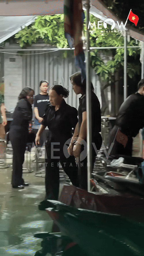 Tang lễ diễn viên Ngọc Trinh: NS Thành Lộc - Việt Hương đến tiễn biệt, dàn sao gửi hoa chia buồn - Ảnh 2. Tang lễ diễn viên Ngọc Trinh: NS Thành Lộc - Việt Hương đến tiễn biệt, dàn sao gửi hoa chia buồn - Ảnh 2.