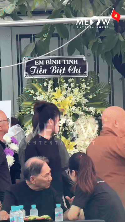 Tang lễ diễn viên Ngọc Trinh: NS Thành Lộc - Việt Hương đến tiễn biệt, dàn sao gửi hoa chia buồn - Ảnh 5. Tang lễ diễn viên Ngọc Trinh: NS Thành Lộc - Việt Hương đến tiễn biệt, dàn sao gửi hoa chia buồn - Ảnh 5.