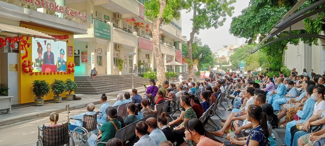 Bệnh nhân ngồi xe lăn, đeo dây truyền, háo hức xem trực tiếp lễ diễu binh - Ảnh 11.