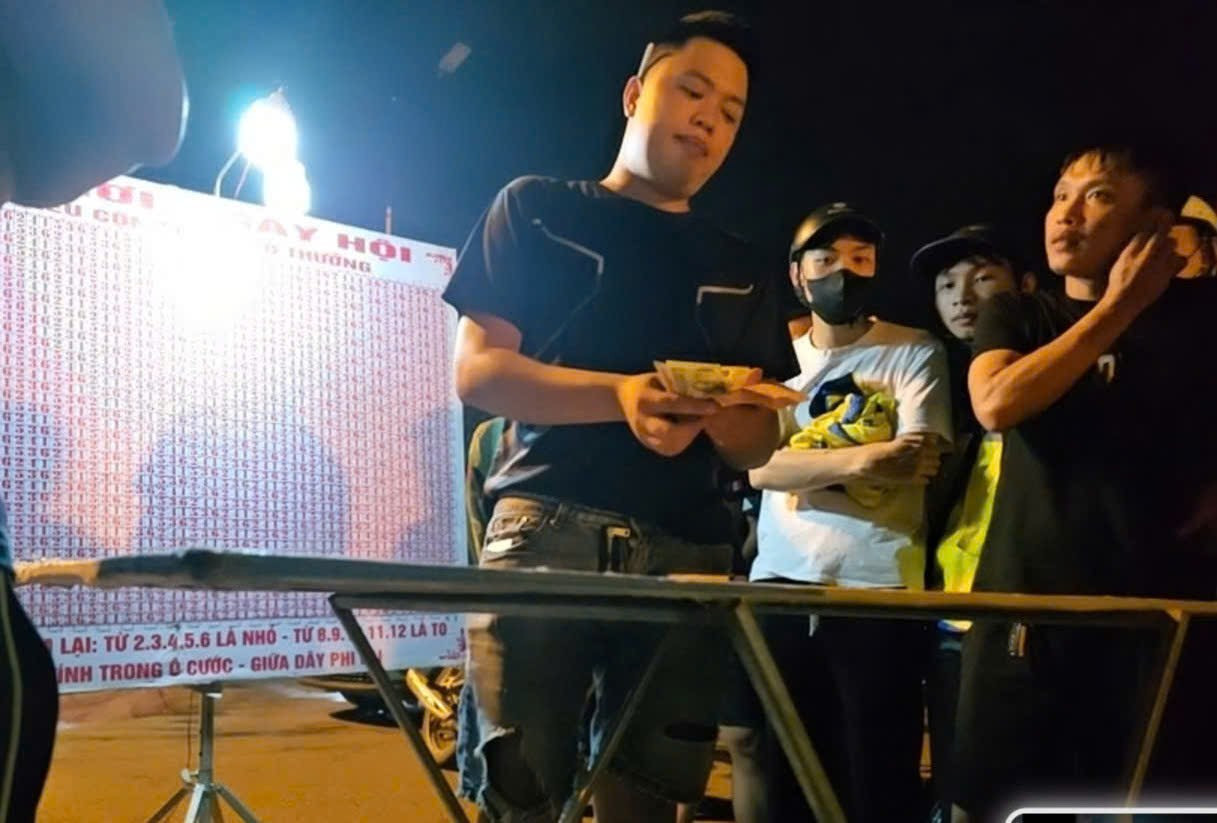 Cờ bạc trá hình gần sân vận động Mỹ Đình trước lễ lớn: Ba điểm đáng chú ý - Ảnh 1.