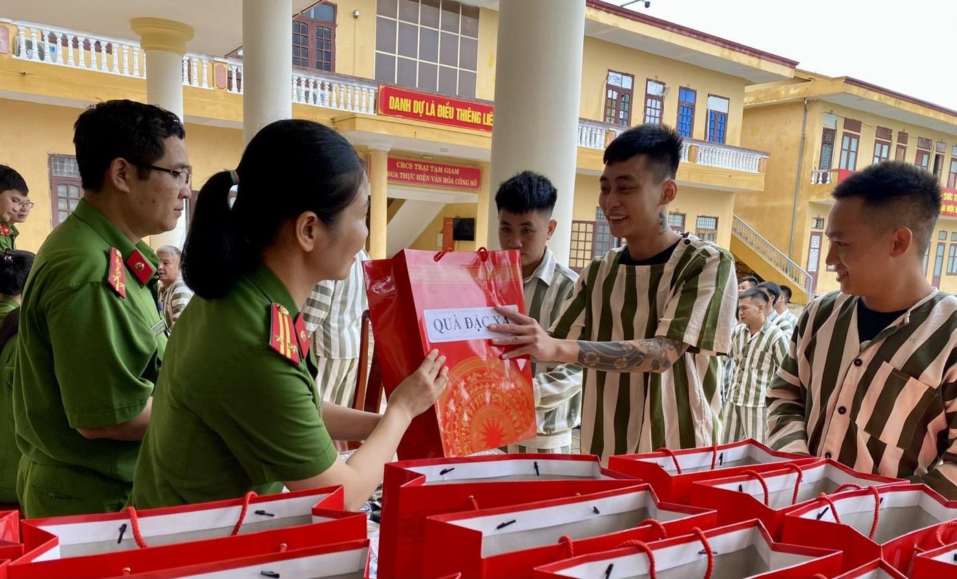 Đặc xá phạm nhân: 44 Người được tha tù trước thời hạn tại thanh hóa - Ảnh 2.