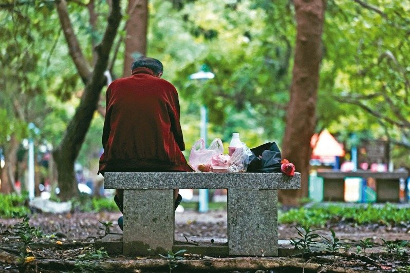 Lương hưu 8 tỷ đồng, người đàn ông 60 tuổi ôm mặt khóc, cuộc sống quá ám ảnh: Tất cả chỉ vì 1 quyết định tưởng chừng hoàn hảo!- Ảnh 2. Lương hưu 8 tỷ đồng, người đàn ông 60 tuổi ôm mặt khóc, cuộc sống quá ám ảnh: Tất cả chỉ vì 1 quyết định tưởng chừng hoàn hảo!- Ảnh 2.
