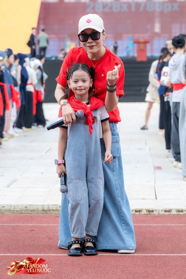 Phụ huynh rơi nước mắt khi con gái hát cùng Mỹ Tâm ngày Đại lễ 2/9, niềm tự hào gia đình kể sao cho hết!- Ảnh 7. Phụ huynh rơi nước mắt khi con gái hát cùng Mỹ Tâm ngày Đại lễ 2/9, niềm tự hào gia đình kể sao cho hết!- Ảnh 7.