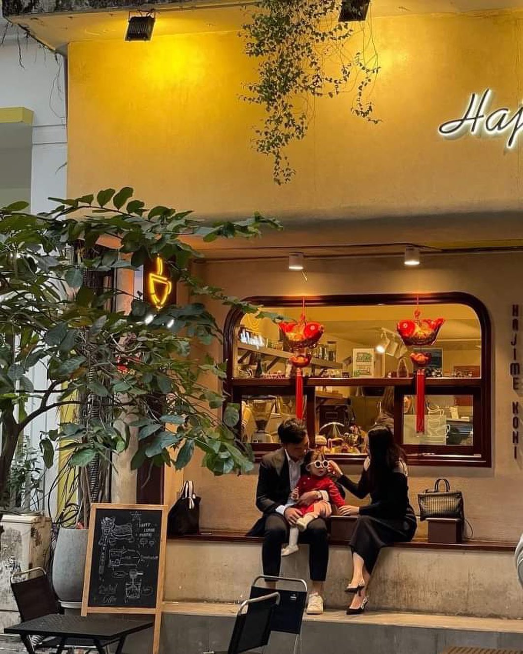 Vợ Giám đốc của Lương Xuân Trường dạo này chăm lộ diện, visual vợ hiền hay CEO sang chảnh cuốn hút hơn?- Ảnh 6. Vợ Giám đốc của Lương Xuân Trường dạo này chăm lộ diện, visual vợ hiền hay CEO sang chảnh cuốn hút hơn?- Ảnh 6.