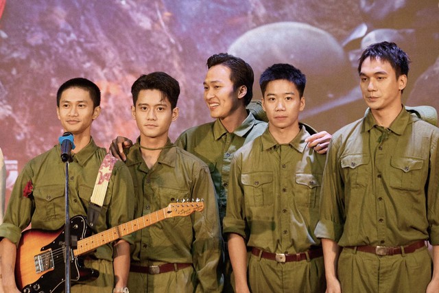 Dàn diễn viên Mưa Đỏ từ Quảng Trị 1972 xuyên không hiện tại tận hưởng hoà bình, 20.000 người ở SVĐ Mỹ Đình nức nở- Ảnh 5.