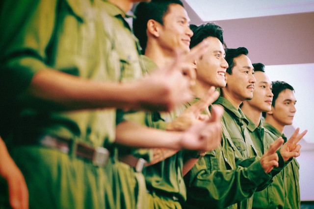 Dàn diễn viên Mưa Đỏ từ Quảng Trị 1972 xuyên không hiện tại tận hưởng hoà bình, 20.000 người ở SVĐ Mỹ Đình nức nở- Ảnh 6.