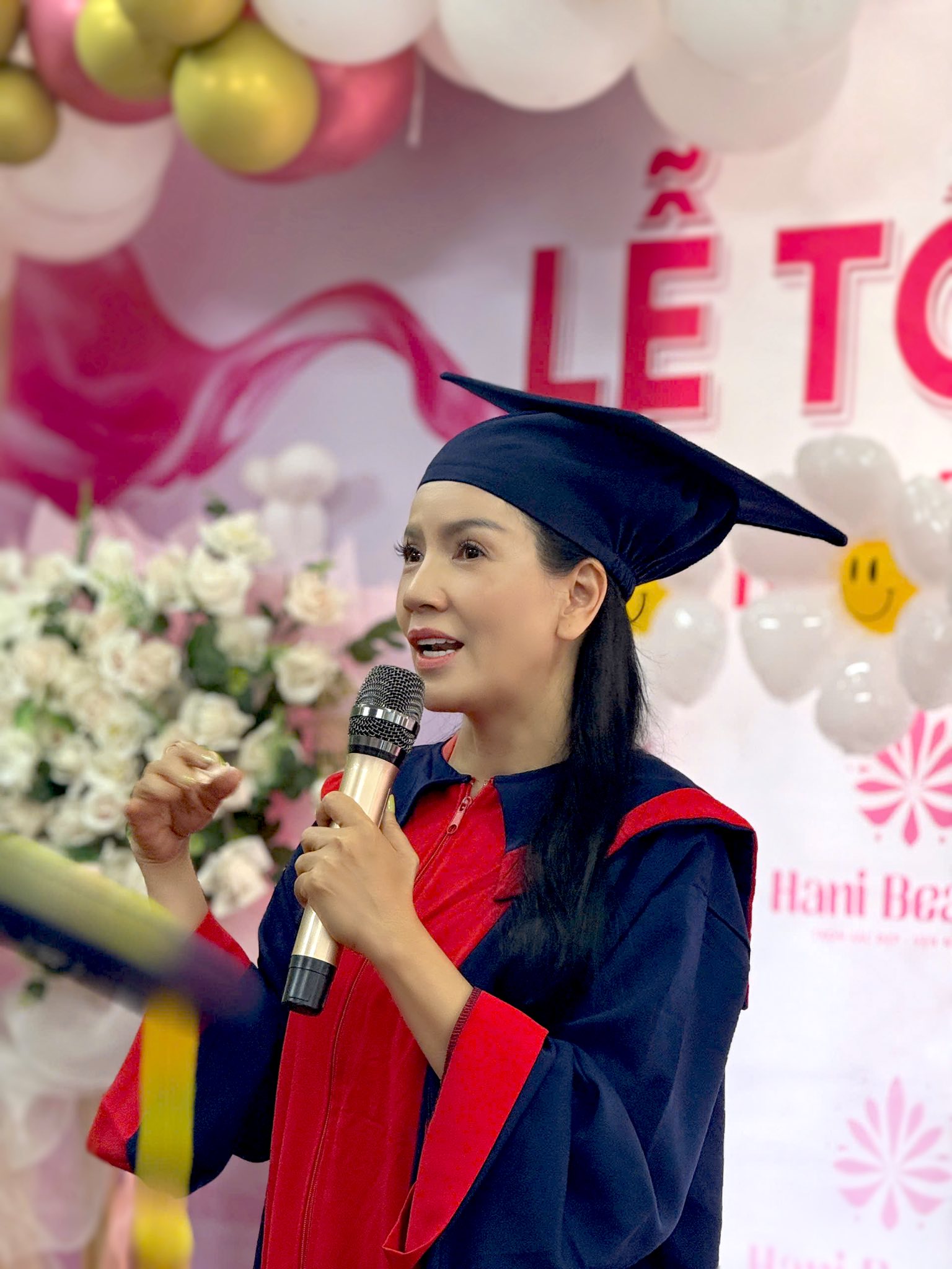 Tang lễ diễn viên Ngọc Trinh: NS Thành Lộc - Việt Hương đến tiễn biệt, dàn sao gửi hoa chia buồn - Ảnh 9. Tang lễ diễn viên Ngọc Trinh: NS Thành Lộc - Việt Hương đến tiễn biệt, dàn sao gửi hoa chia buồn - Ảnh 9.