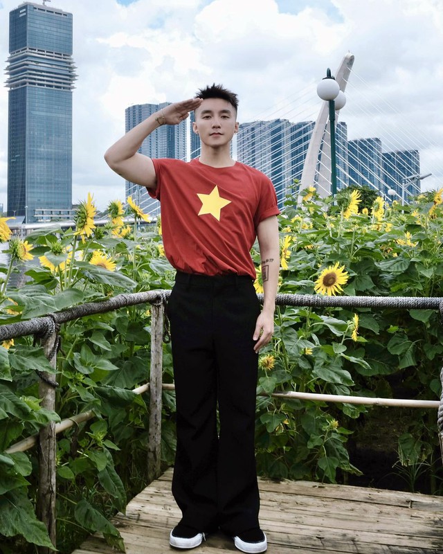 Sơn Tùng - MONO gây sốt trong cùng 1 buổi sáng: Em cười tươi rói diễu hành, anh viral MXH với 2 bức ảnh!- Ảnh 2. Sơn Tùng - MONO gây sốt trong cùng 1 buổi sáng: Em cười tươi rói diễu hành, anh viral MXH với 2 bức ảnh!- Ảnh 2.