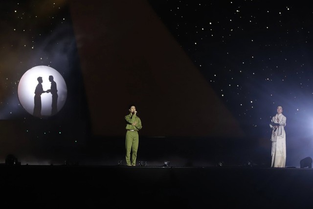 Dàn diễn viên Mưa Đỏ từ Quảng Trị 1972 xuyên không hiện tại tận hưởng hoà bình, 20.000 người ở SVĐ Mỹ Đình nức nở- Ảnh 7.