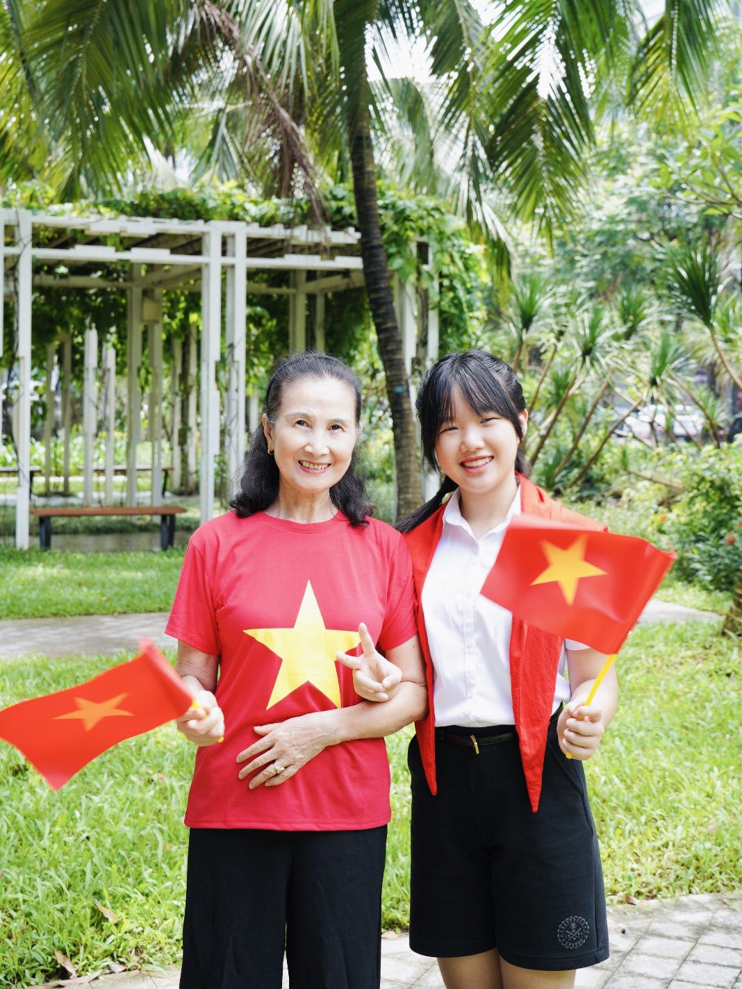 BTV Mùi Khánh Ly: "Tự hào có mẹ là cựu chiến binh" - Ảnh 3. BTV Mùi Khánh Ly: "Tự hào có mẹ là cựu chiến binh" - Ảnh 3.