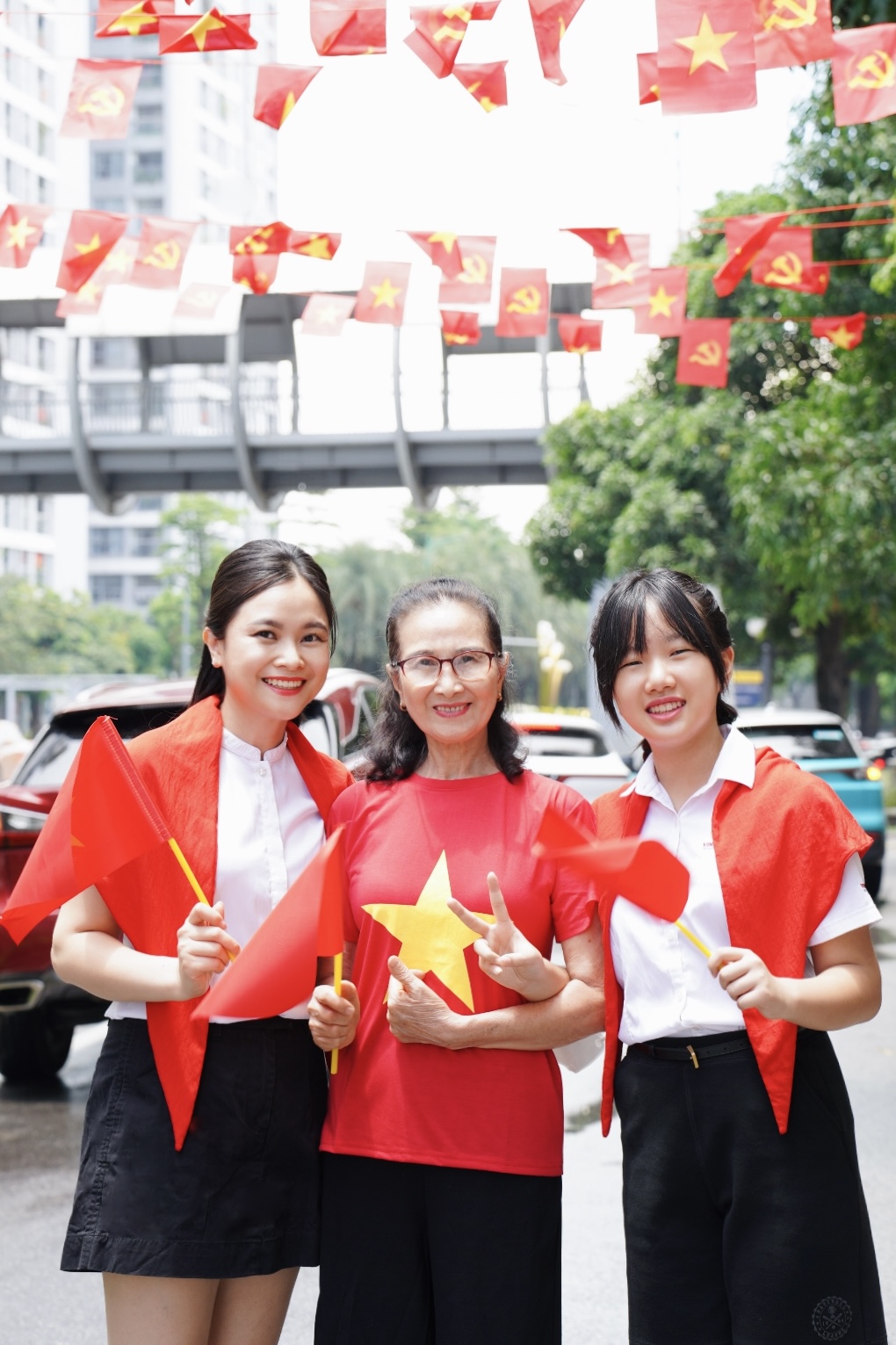 BTV Mùi Khánh Ly: "Tự hào có mẹ là cựu chiến binh" - Ảnh 1. BTV Mùi Khánh Ly: "Tự hào có mẹ là cựu chiến binh" - Ảnh 1.