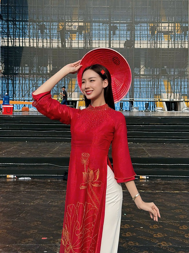 Đen Vâu và Hoa hậu cao nhất Vbiz chung khung hình, nhìn kỹ phát hiện 1 chi tiết gây bất ngờ- Ảnh 8. Đen Vâu và Hoa hậu cao nhất Vbiz chung khung hình, nhìn kỹ phát hiện 1 chi tiết gây bất ngờ- Ảnh 8.