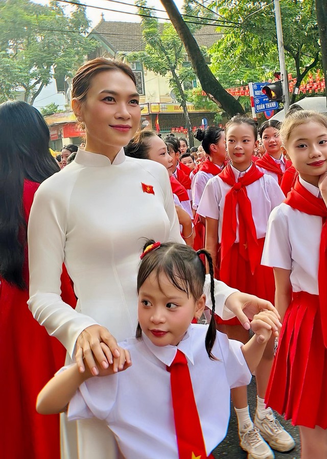 Phụ huynh rơi nước mắt khi con gái hát cùng Mỹ Tâm ngày Đại lễ 2/9, niềm tự hào gia đình kể sao cho hết!- Ảnh 3. Phụ huynh rơi nước mắt khi con gái hát cùng Mỹ Tâm ngày Đại lễ 2/9, niềm tự hào gia đình kể sao cho hết!- Ảnh 3.