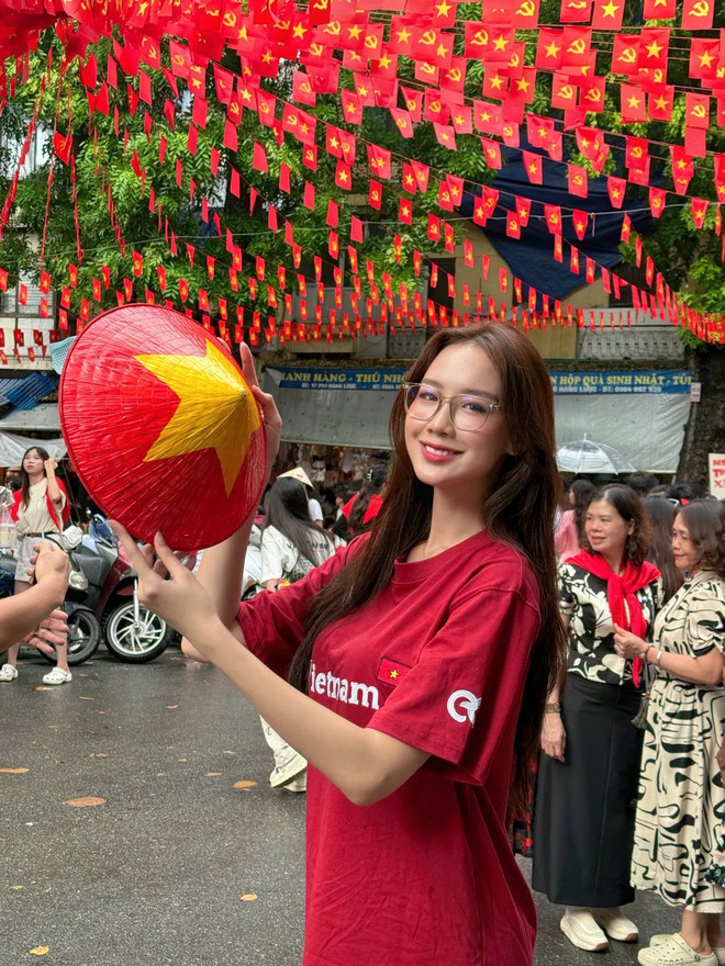 Đen Vâu và Hoa hậu cao nhất Vbiz chung khung hình, nhìn kỹ phát hiện 1 chi tiết gây bất ngờ- Ảnh 9. Đen Vâu và Hoa hậu cao nhất Vbiz chung khung hình, nhìn kỹ phát hiện 1 chi tiết gây bất ngờ- Ảnh 9.