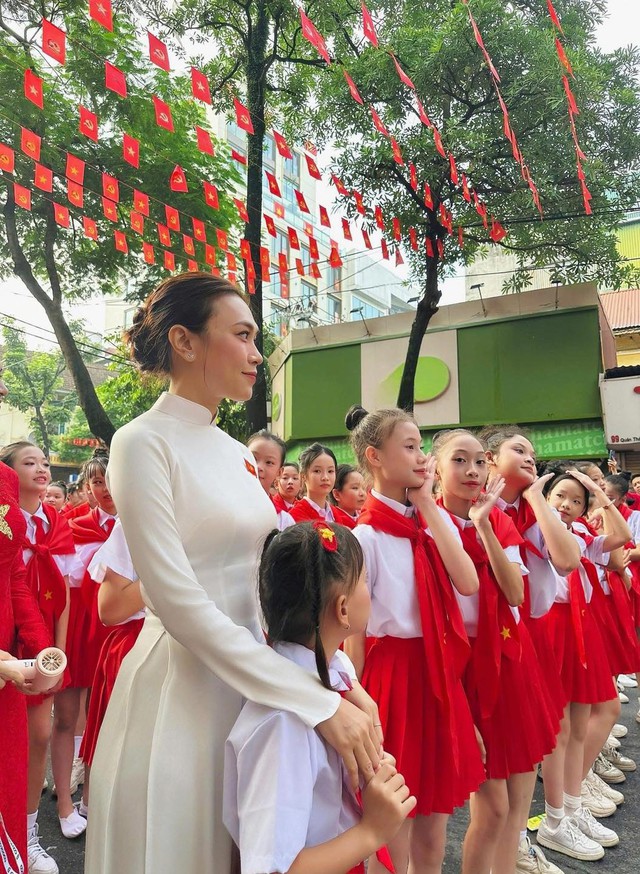 Phụ huynh rơi nước mắt khi con gái hát cùng Mỹ Tâm ngày Đại lễ 2/9, niềm tự hào gia đình kể sao cho hết!- Ảnh 4. Phụ huynh rơi nước mắt khi con gái hát cùng Mỹ Tâm ngày Đại lễ 2/9, niềm tự hào gia đình kể sao cho hết!- Ảnh 4.