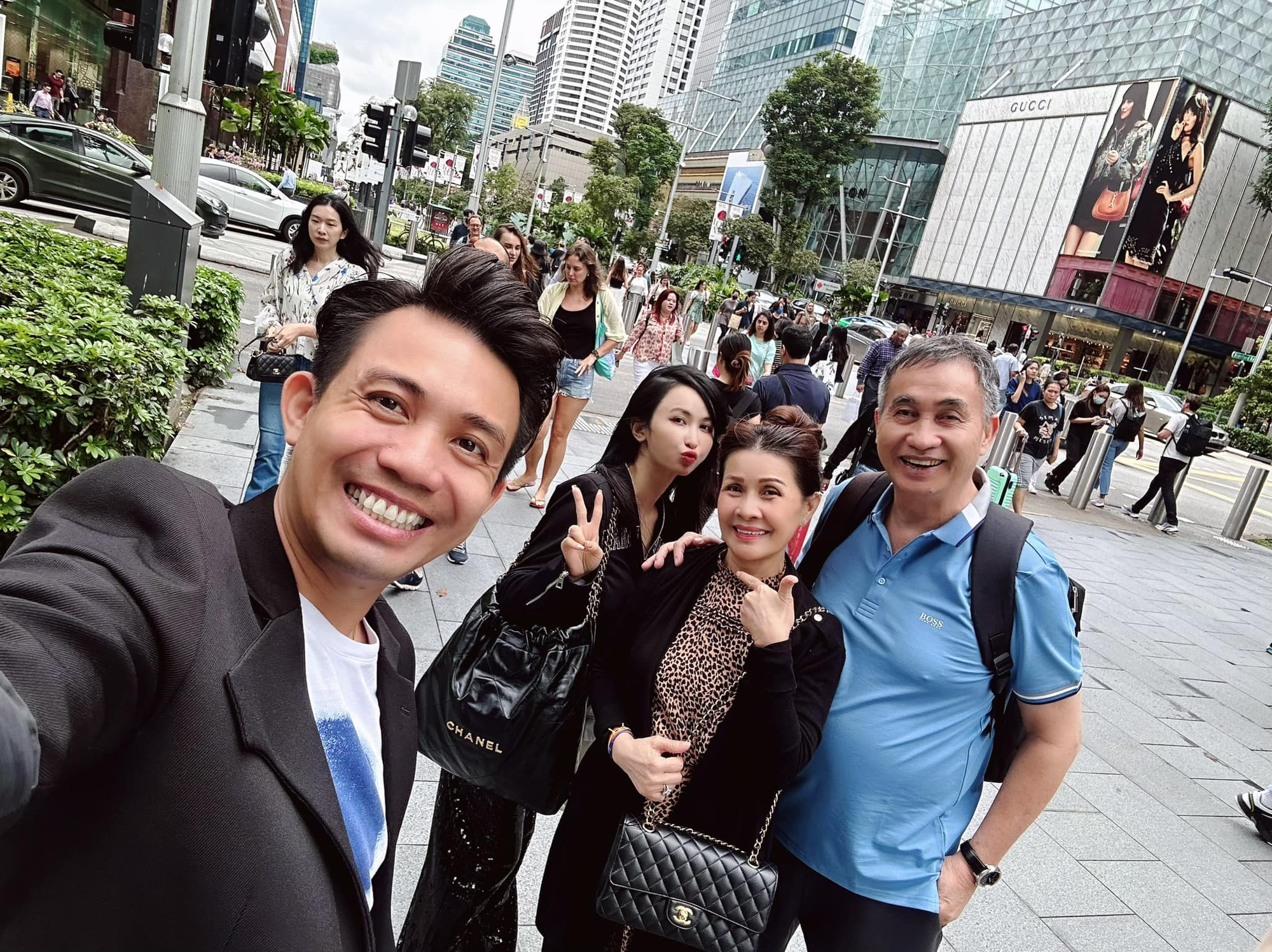 Đại gia đình 4 thế hệ nhà Minh Nhựa hưởng ứng đại lễ 2/9: Bất ngờ nhất là nhan sắc của 