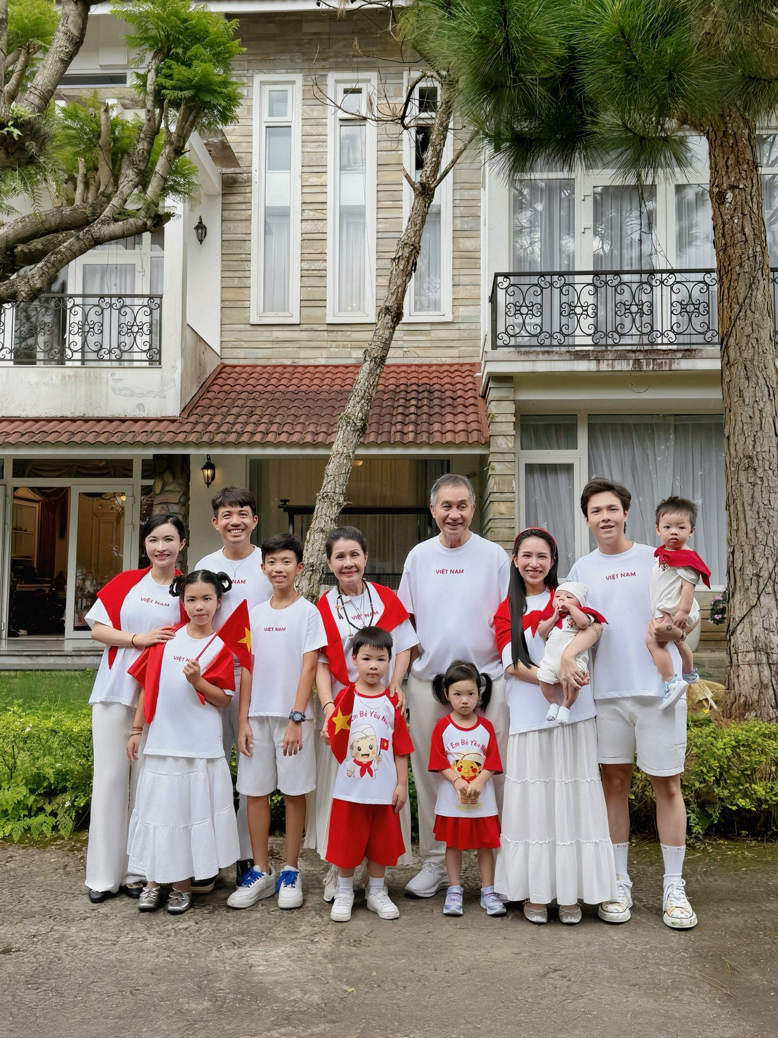 Đại gia đình 4 thế hệ nhà Minh Nhựa hưởng ứng đại lễ 2/9: Bất ngờ nhất là nhan sắc của "cụ ngoại" - phu nhân ông trùm ngành nhựa- Ảnh 1.