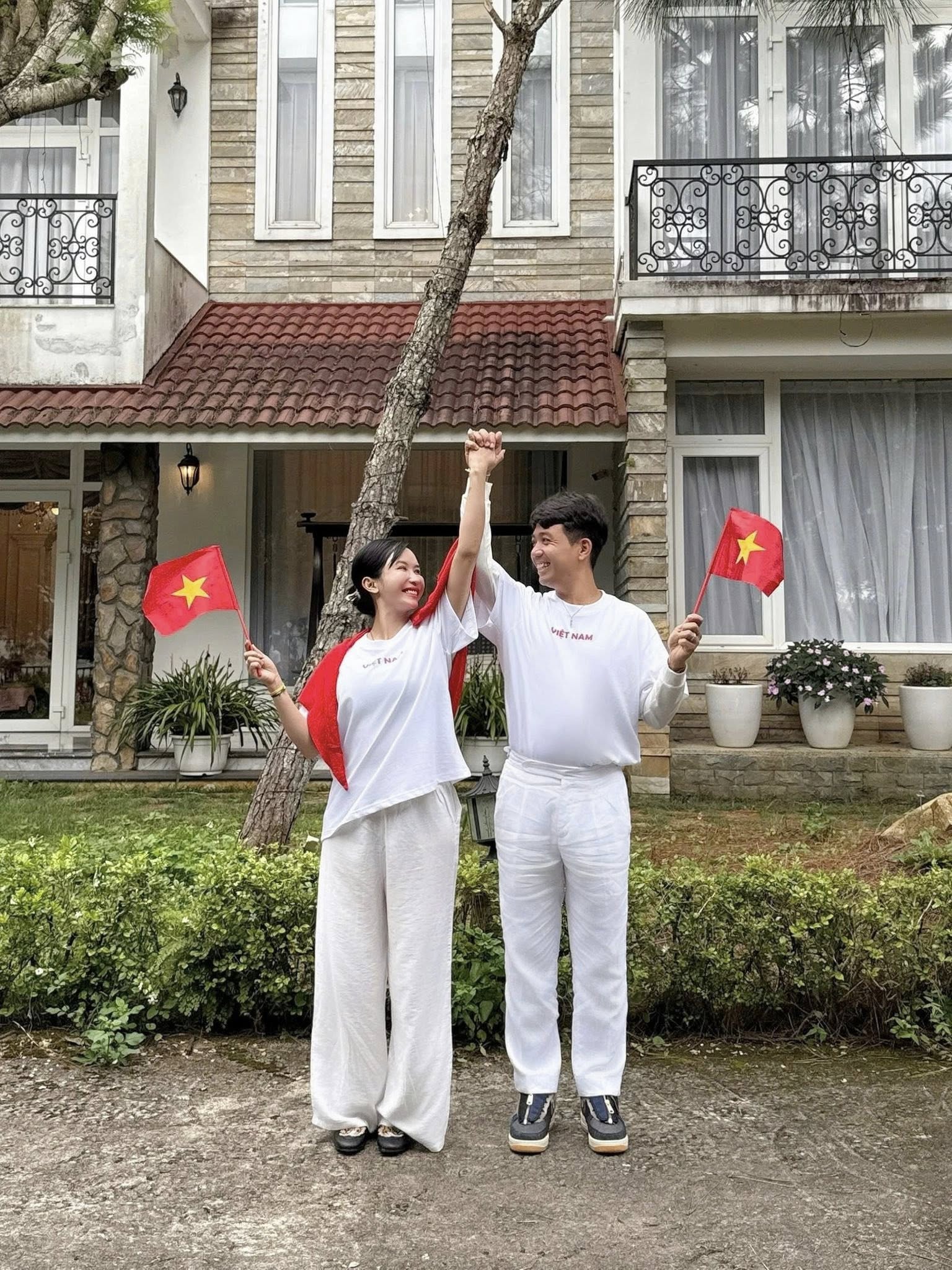 Đại gia đình 4 thế hệ nhà Minh Nhựa hưởng ứng đại lễ 2/9: Bất ngờ nhất là nhan sắc của 