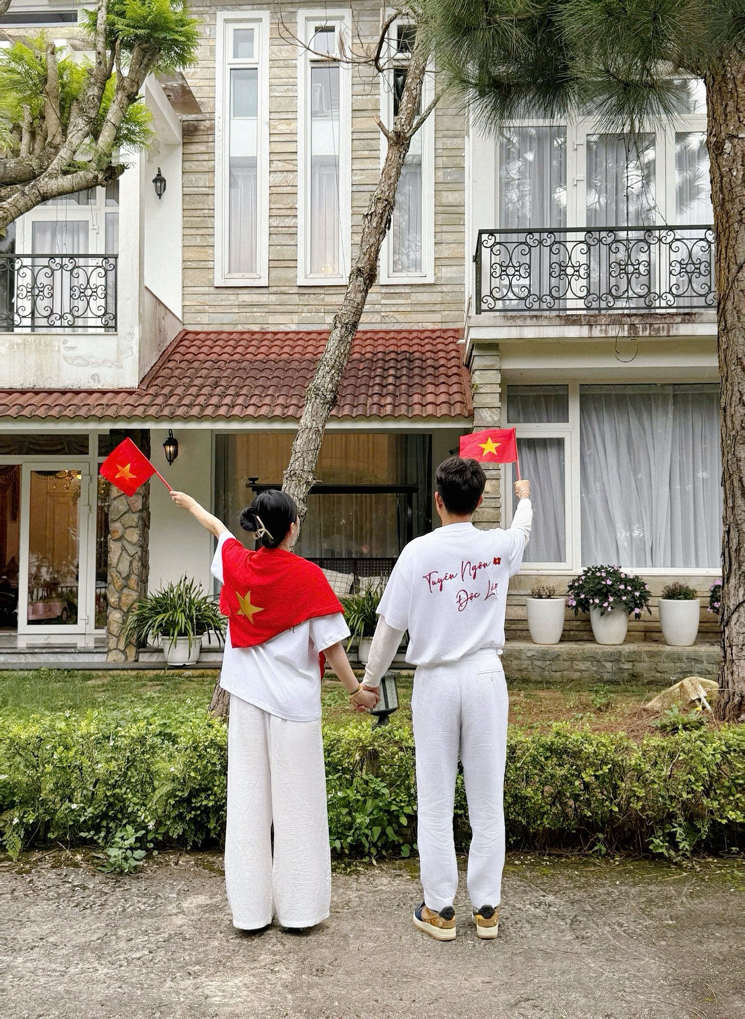 Đại gia đình 4 thế hệ nhà Minh Nhựa hưởng ứng đại lễ 2/9: Bất ngờ nhất là nhan sắc của 