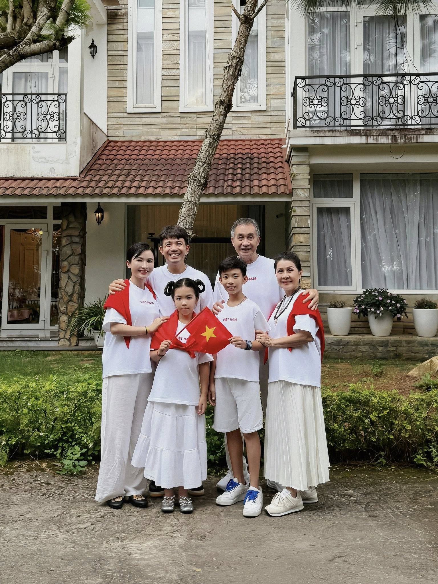 Đại gia đình 4 thế hệ nhà Minh Nhựa hưởng ứng đại lễ 2/9: Bất ngờ nhất là nhan sắc của "cụ ngoại" - phu nhân ông trùm ngành nhựa- Ảnh 4.