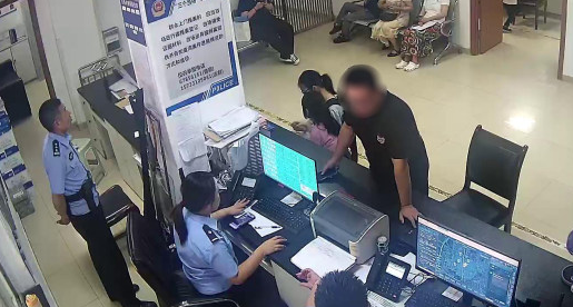 Khách hàng mua 12 iPhone không hóa đơn: Cửa hàng báo công an - Ảnh 2.