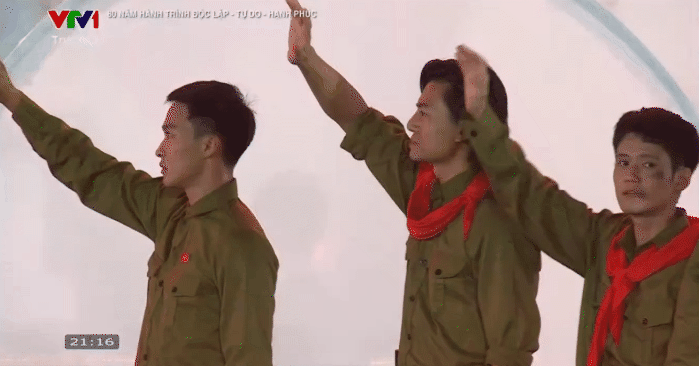 Dàn diễn viên Mưa Đỏ từ Quảng Trị 1972 xuyên không hiện tại tận hưởng hoà bình, 20.000 người ở SVĐ Mỹ Đình nức nở- Ảnh 2.