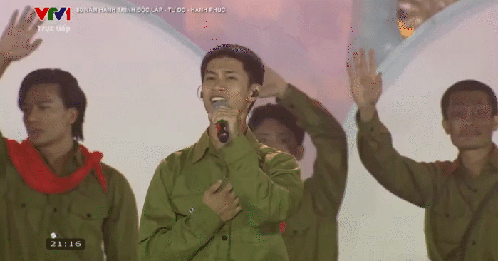 Dàn diễn viên Mưa Đỏ từ Quảng Trị 1972 xuyên không hiện tại tận hưởng hoà bình, 20.000 người ở SVĐ Mỹ Đình nức nở- Ảnh 1.