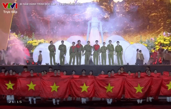 Dàn diễn viên Mưa Đỏ từ Quảng Trị 1972 xuyên không hiện tại tận hưởng hoà bình, 20.000 người ở SVĐ Mỹ Đình nức nở- Ảnh 3.