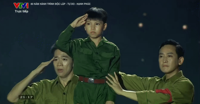 Dàn diễn viên Mưa Đỏ từ Quảng Trị 1972 xuyên không hiện tại tận hưởng hoà bình, 20.000 người ở SVĐ Mỹ Đình nức nở- Ảnh 4.