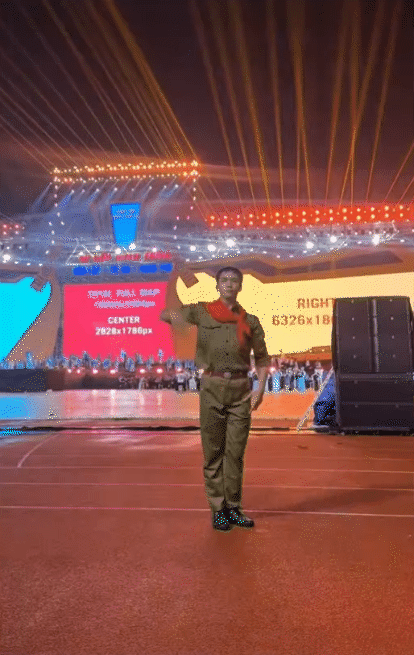 Nam chính Mưa Đỏ bị đồng đội bỏ lại ngay tại sân vận động Mỹ Đình vì có 1 hành động “quá mắc cỡ”- Ảnh 3. Nam chính Mưa Đỏ bị đồng đội bỏ lại ngay tại sân vận động Mỹ Đình vì có 1 hành động “quá mắc cỡ”- Ảnh 3.