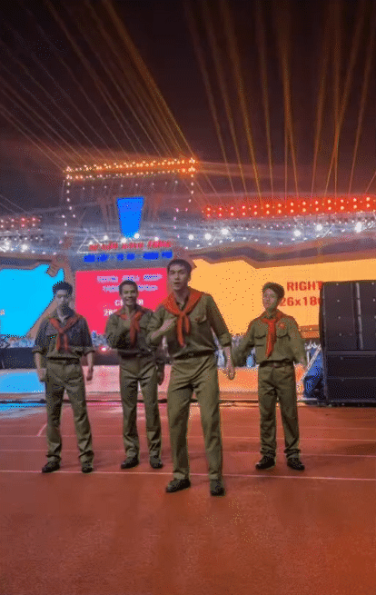Nam chính Mưa Đỏ bị đồng đội bỏ lại ngay tại sân vận động Mỹ Đình vì có 1 hành động “quá mắc cỡ”- Ảnh 1. Nam chính Mưa Đỏ bị đồng đội bỏ lại ngay tại sân vận động Mỹ Đình vì có 1 hành động “quá mắc cỡ”- Ảnh 1.