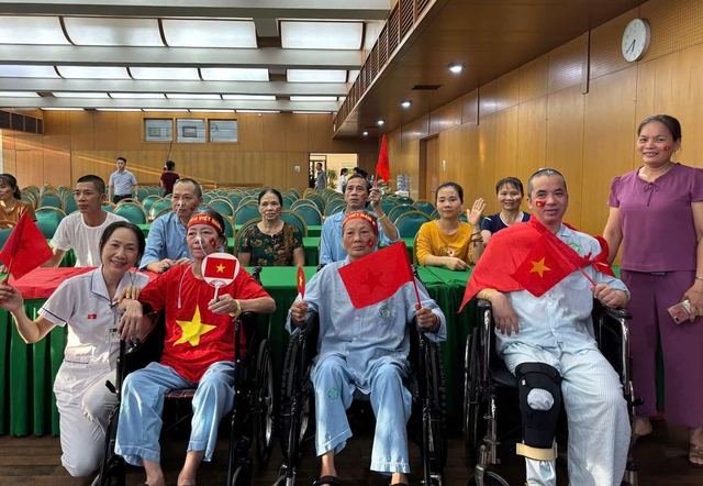 Bệnh nhân ngồi xe lăn, đeo dây truyền, háo hức xem trực tiếp lễ diễu binh - Ảnh 3.