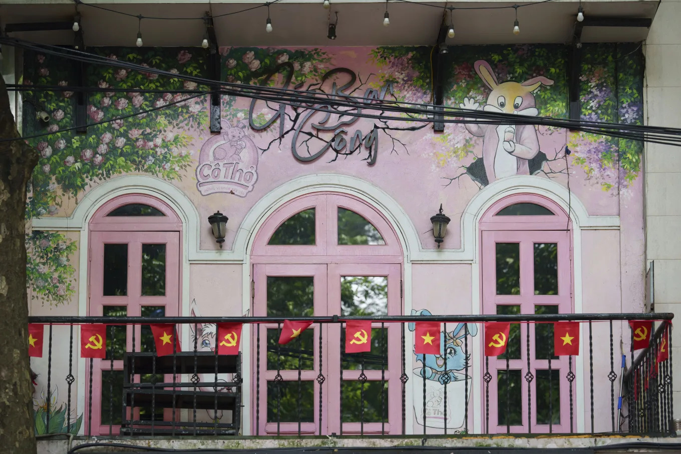 Ban c&ocirc;ng H&agrave; Nội rực rỡ cờ hoa qua ống k&iacute;nh h&atilde;ng tin quốc tế- Ảnh 6.