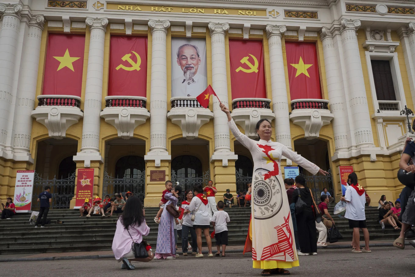 Ban c&ocirc;ng H&agrave; Nội rực rỡ cờ hoa qua ống k&iacute;nh h&atilde;ng tin quốc tế- Ảnh 4.