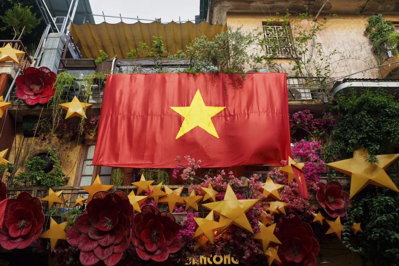 Ban c&ocirc;ng H&agrave; Nội rực rỡ cờ hoa qua ống k&iacute;nh h&atilde;ng tin quốc tế- Ảnh 8.