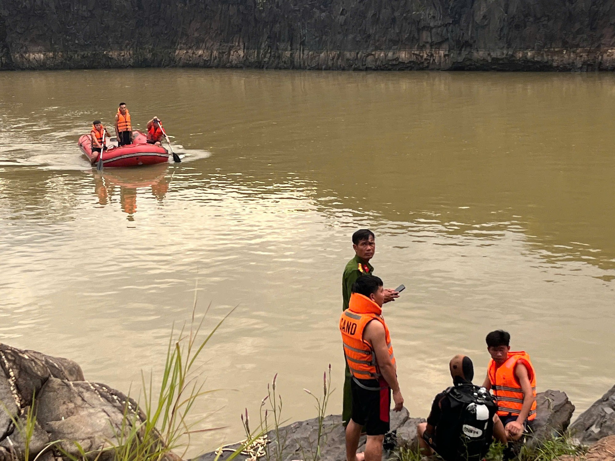 T&igrave;m kiếm 3 thanh thiếu ni&ecirc;n mất t&iacute;ch dưới hồ C&aacute; Sấu- Ảnh 1.