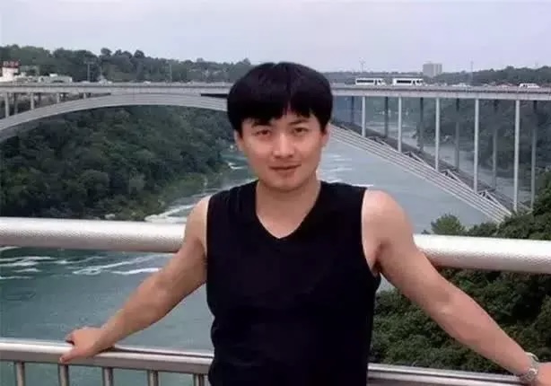 Thiên tài máy tính qua đời vì ung thư ở tuổi 35, để lại 6 chữ cho con trai: Cha mẹ học hỏi, con mình có ngay một ‘kho báu’ - Ảnh 1. Thiên tài máy tính qua đời vì ung thư ở tuổi 35, để lại 6 chữ cho con trai: Cha mẹ học hỏi, con mình có ngay một ‘kho báu’ - Ảnh 1.
