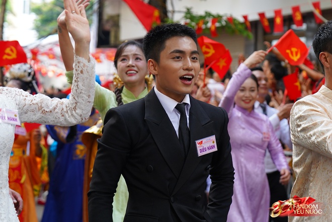 Sơn Tùng - MONO gây sốt trong cùng 1 buổi sáng: Em cười tươi rói diễu hành, anh viral MXH với 2 bức ảnh!- Ảnh 4. Sơn Tùng - MONO gây sốt trong cùng 1 buổi sáng: Em cười tươi rói diễu hành, anh viral MXH với 2 bức ảnh!- Ảnh 4.