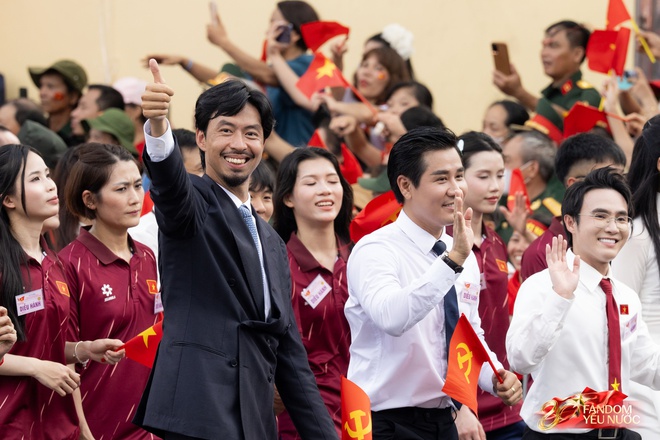 Đen Vâu và Hoa hậu cao nhất Vbiz chung khung hình, nhìn kỹ phát hiện 1 chi tiết gây bất ngờ- Ảnh 4. Đen Vâu và Hoa hậu cao nhất Vbiz chung khung hình, nhìn kỹ phát hiện 1 chi tiết gây bất ngờ- Ảnh 4.