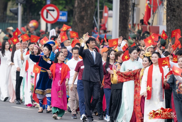 Đen Vâu và Hoa hậu cao nhất Vbiz chung khung hình, nhìn kỹ phát hiện 1 chi tiết gây bất ngờ- Ảnh 3. Đen Vâu và Hoa hậu cao nhất Vbiz chung khung hình, nhìn kỹ phát hiện 1 chi tiết gây bất ngờ- Ảnh 3.