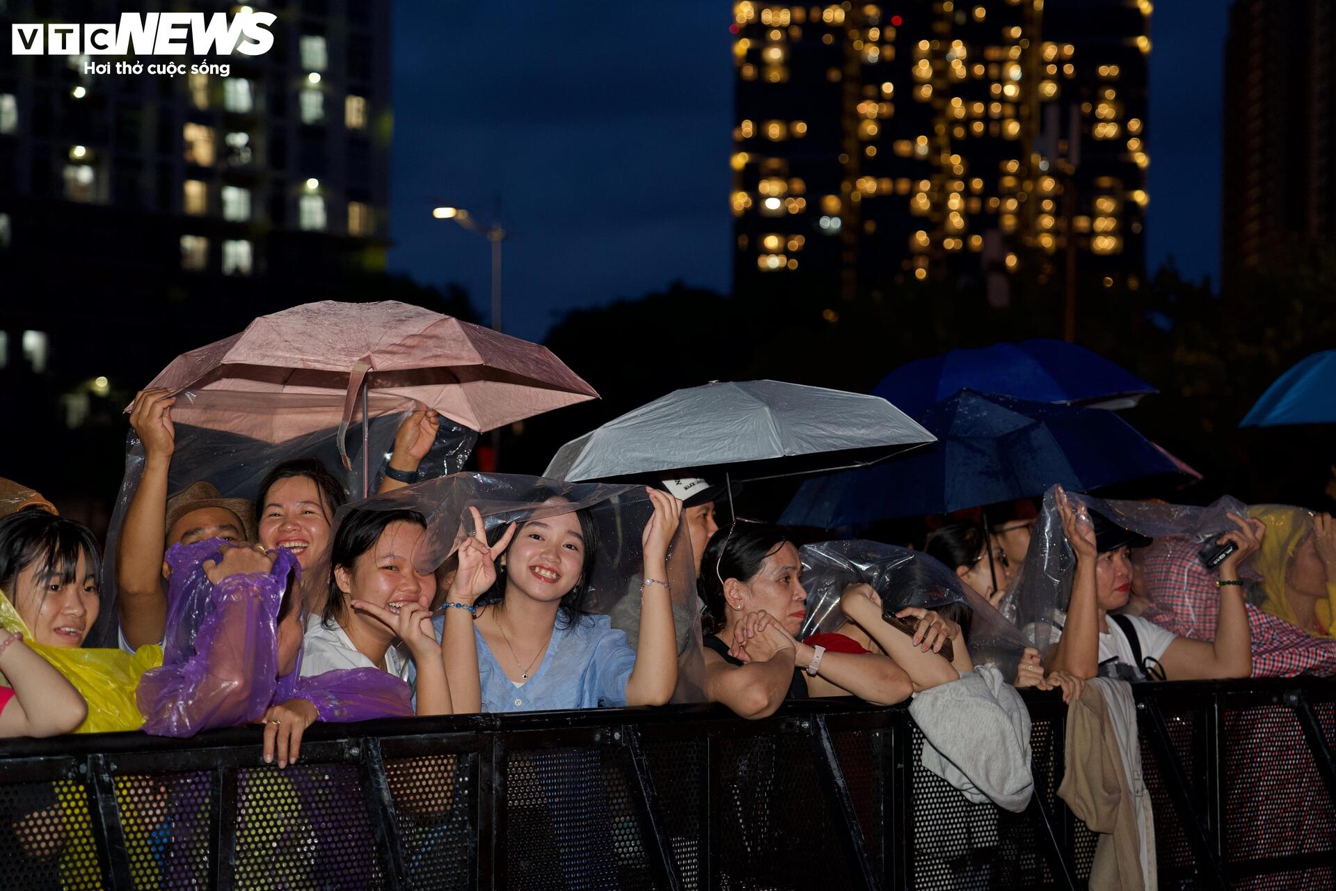 Người dân TP.HCM 'đội mưa' chờ xem pháo hoa mừng Quốc khánh 2/9 - Ảnh 5.