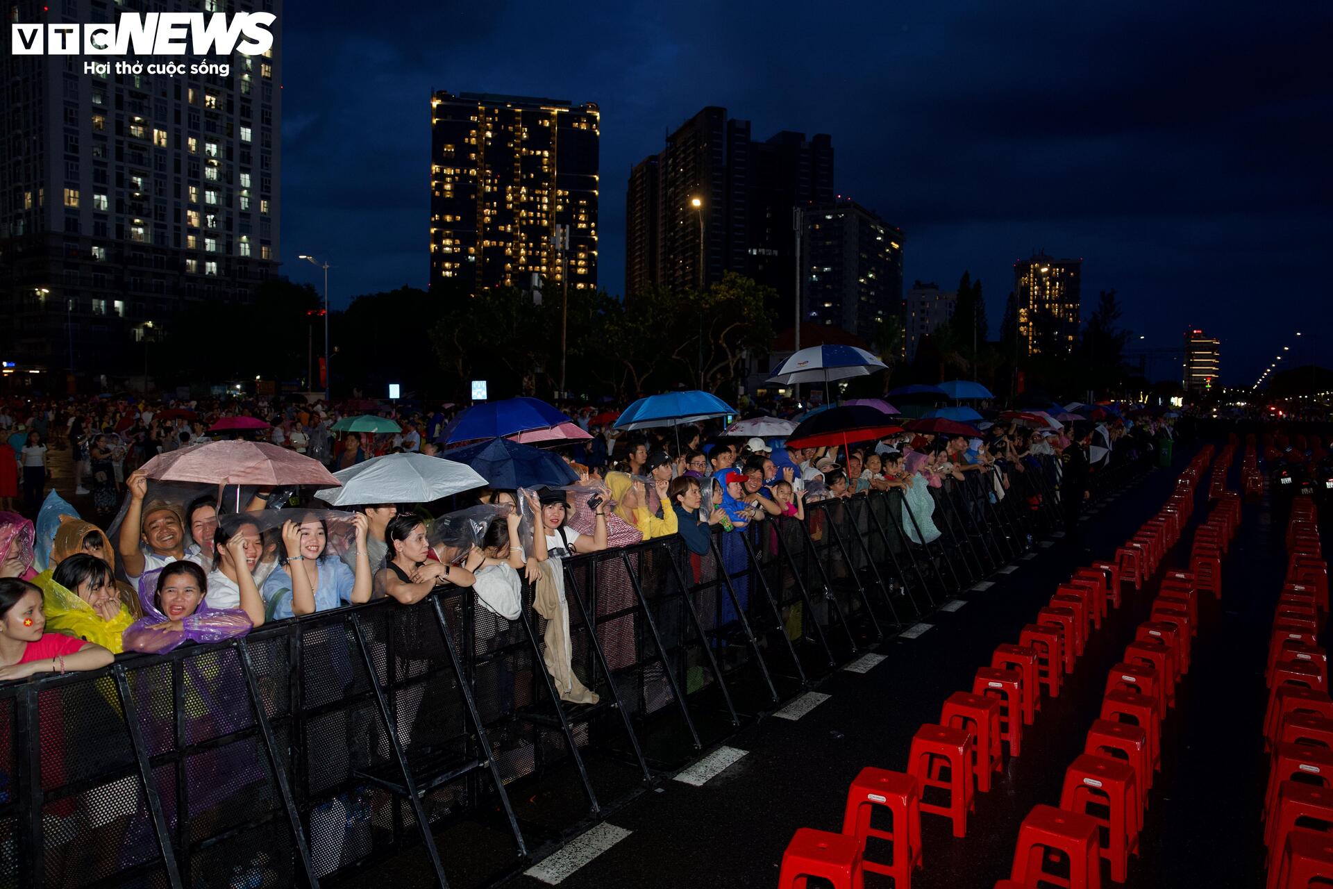 Người dân TP.HCM 'đội mưa' chờ xem pháo hoa mừng Quốc khánh 2/9 - Ảnh 8.