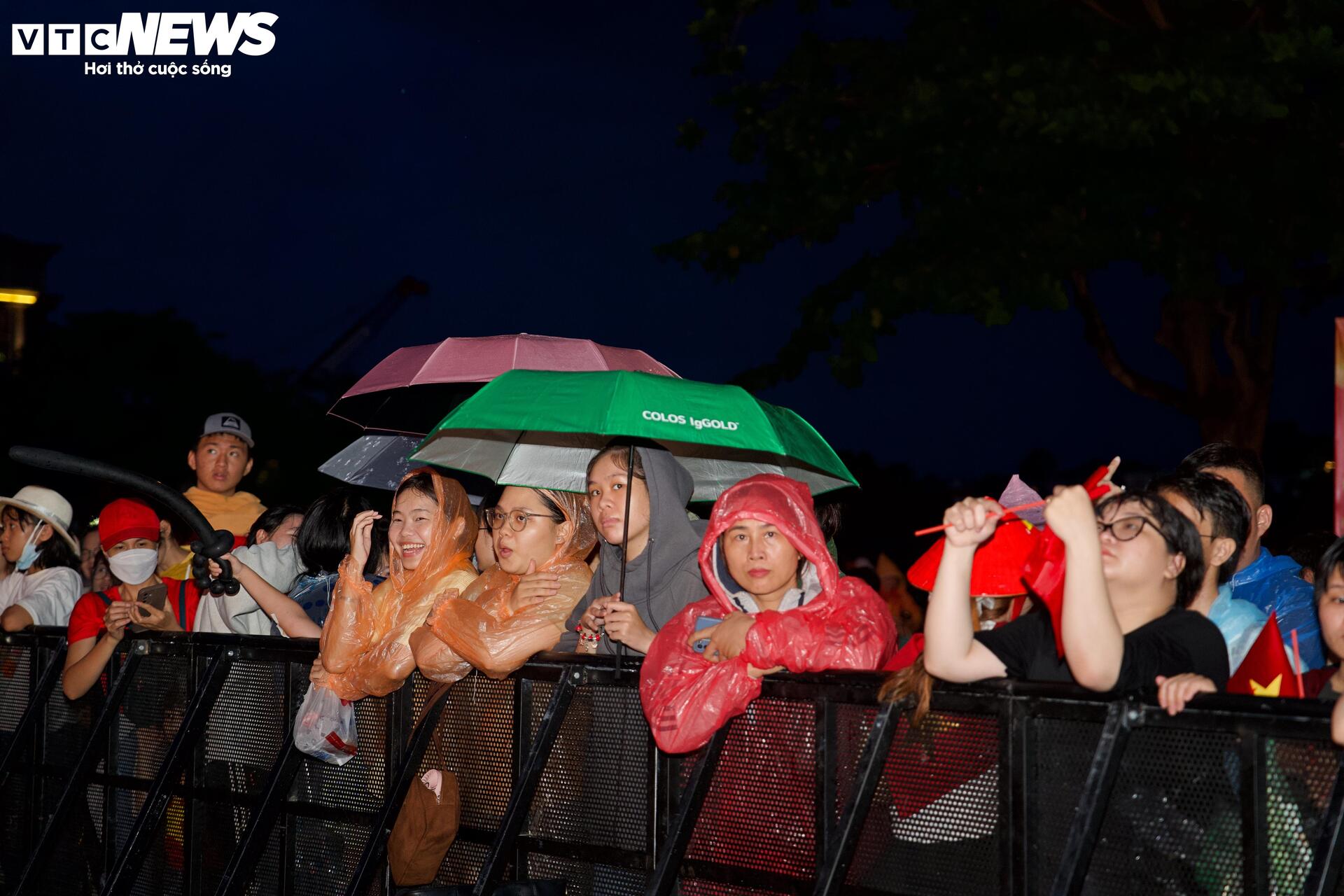 Người dân TP.HCM 'đội mưa' chờ xem pháo hoa mừng Quốc khánh 2/9 - Ảnh 7.