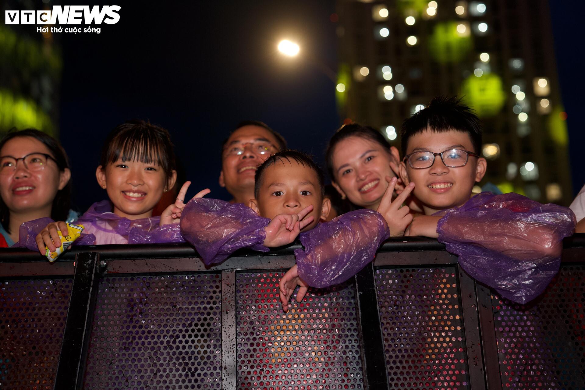 Người dân TP.HCM 'đội mưa' chờ xem pháo hoa mừng Quốc khánh 2/9 - Ảnh 6.