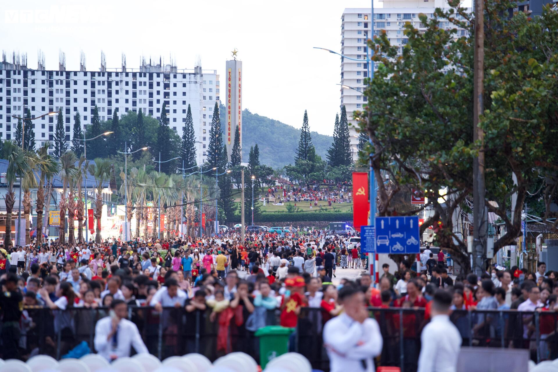 Người dân TP.HCM 'đội mưa' chờ xem pháo hoa mừng Quốc khánh 2/9 - Ảnh 1.