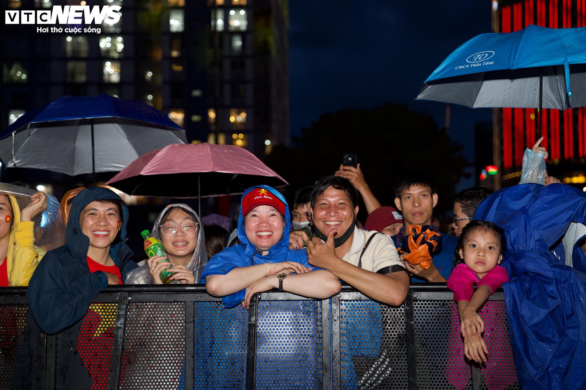 Người dân TP.HCM 'đội mưa' chờ xem pháo hoa mừng Quốc khánh 2/9 - Ảnh 4.