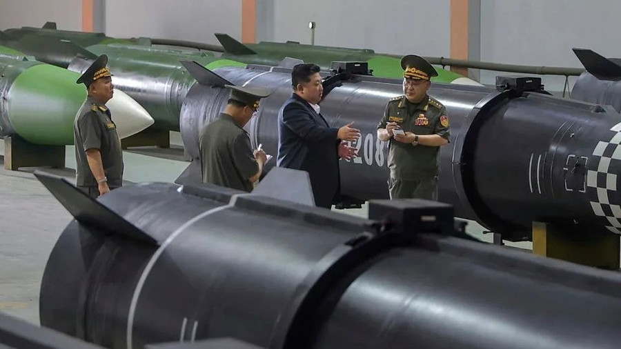 &Ocirc;ng Kim Jong Un thị s&aacute;t d&acirc;y chuyền t&ecirc;n lửa trước lễ duyệt binh tại Trung Quốc - Ảnh 1.