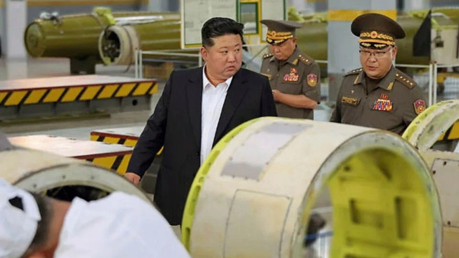 &Ocirc;ng Kim Jong Un thị s&aacute;t d&acirc;y chuyền t&ecirc;n lửa trước lễ duyệt binh tại Trung Quốc - Ảnh 3.