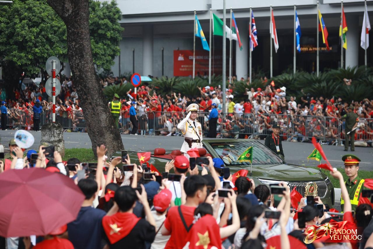 Đoàn diễu binh di chuyển qua các tuyến phố Hà Nội sáng ngày 2/9, người dân vẫy tay reo hò- Ảnh 5.